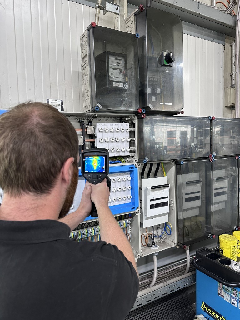 rawe hermetics Mitarbeiter führt Elektro-Thermografie am Niederspannungs-Schaltschrank durch